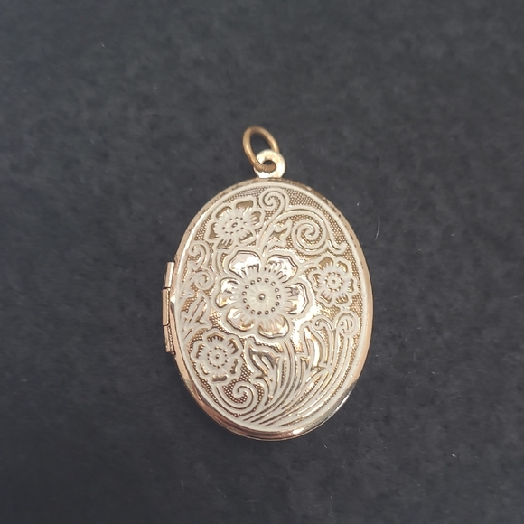 Jewelry - Elegant Gold Floral Locket Pendant